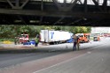 LKW blieb unter Bruecke haengen Koeln Ehrenfeld Innere Kanalstr Hornstr P345